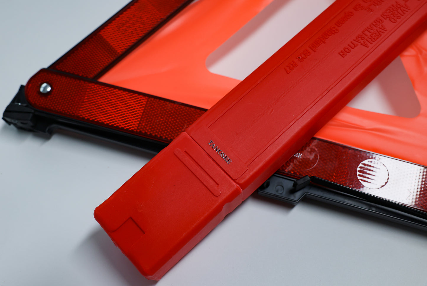 TANOSEE Reflective Emergency Roadside Triangle - Foldable Safety Warning Sign for Vehicle Breakdowns & Accidents